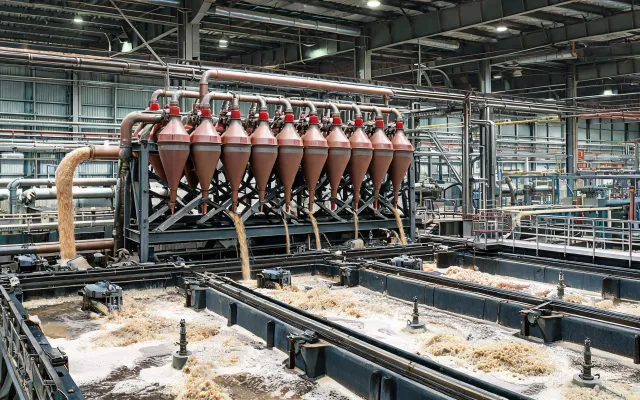 Hydrocyclone cluster above mill